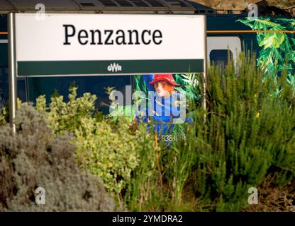 GWR Intercity Express, 802106 dekoriert in 'Paddington to Peru' Lackierung, am Bahnhof Penzance in Cornwall Stockfoto