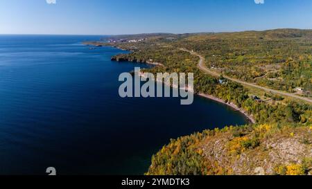 Luftaufnahme von Palisade Head, einem Aussichtspunkt am Lake Superior, der Teil des Tettegouche State Park in der Nähe von Ilgen City, Minnesota, USA auf einer wunderschönen A ist Stockfoto