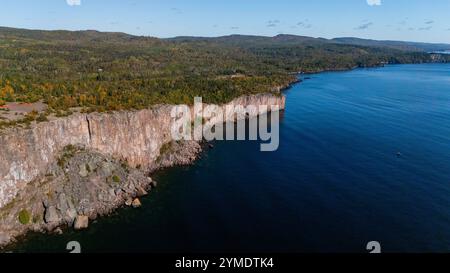 Luftaufnahme von Palisade Head, einem Aussichtspunkt am Lake Superior, der Teil des Tettegouche State Park in der Nähe von Ilgen City, Minnesota, USA auf einer wunderschönen A ist Stockfoto