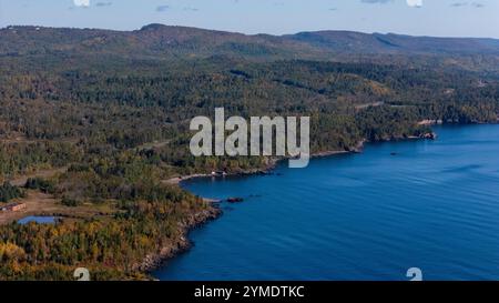 Luftaufnahme von Palisade Head, einem Aussichtspunkt am Lake Superior, der Teil des Tettegouche State Park in der Nähe von Ilgen City, Minnesota, USA auf einer wunderschönen A ist Stockfoto