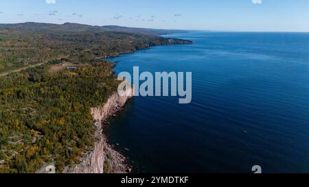 Luftaufnahme von Palisade Head, einem Aussichtspunkt am Lake Superior, der Teil des Tettegouche State Park in der Nähe von Ilgen City, Minnesota, USA auf einer wunderschönen A ist Stockfoto