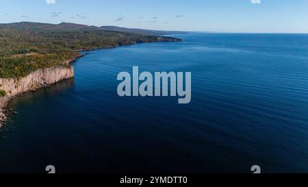 Luftaufnahme von Palisade Head, einem Aussichtspunkt am Lake Superior, der Teil des Tettegouche State Park in der Nähe von Ilgen City, Minnesota, USA auf einer wunderschönen A ist Stockfoto