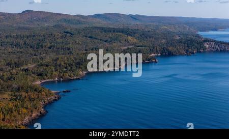 Luftaufnahme von Palisade Head, einem Aussichtspunkt am Lake Superior, der Teil des Tettegouche State Park in der Nähe von Ilgen City, Minnesota, USA auf einer wunderschönen A ist Stockfoto