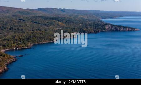 Luftaufnahme von Palisade Head, einem Aussichtspunkt am Lake Superior, der Teil des Tettegouche State Park in der Nähe von Ilgen City, Minnesota, USA auf einer wunderschönen A ist Stockfoto
