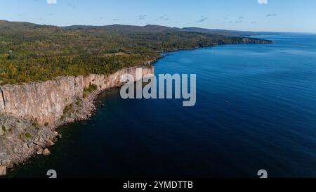 Luftaufnahme von Palisade Head, einem Aussichtspunkt am Lake Superior, der Teil des Tettegouche State Park in der Nähe von Ilgen City, Minnesota, USA auf einer wunderschönen A ist Stockfoto