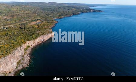 Luftaufnahme von Palisade Head, einem Aussichtspunkt am Lake Superior, der Teil des Tettegouche State Park in der Nähe von Ilgen City, Minnesota, USA auf einer wunderschönen A ist Stockfoto