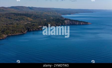 Luftaufnahme von Palisade Head, einem Aussichtspunkt am Lake Superior, der Teil des Tettegouche State Park in der Nähe von Ilgen City, Minnesota, USA auf einer wunderschönen A ist Stockfoto
