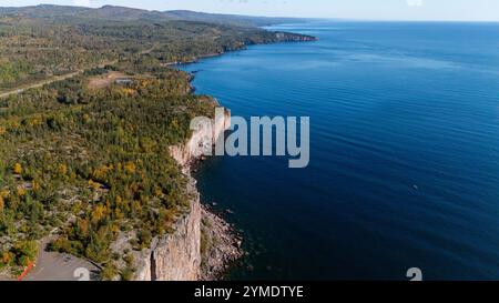 Luftaufnahme von Palisade Head, einem Aussichtspunkt am Lake Superior, der Teil des Tettegouche State Park in der Nähe von Ilgen City, Minnesota, USA auf einer wunderschönen A ist Stockfoto