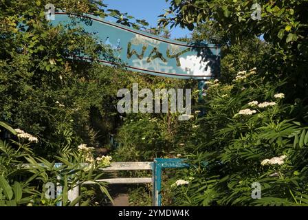 Der bewachsene Eingang zum Green Way, nahe Marshgate Lane, Stratford, London E15. East London der Ort des Lower Lea Valley, an dem 2012 London Olympic Games Park am 14. Juli 2006 2000 stattfand, war der britische HOMER SYKES Stockfoto