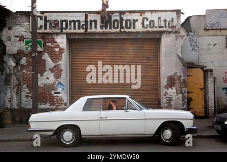 Frau allein im Auto UK. East London der Ort des Lower Lea Valley, an dem 2012 London Olympic Games Park am 5. Juni 2007 stattfand. Chapman Road, Stratford E 15. 2000er Jahre HOMER SYKES Stockfoto