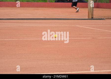 Tennisball nach dem Spiel auf dem Tonplatz Stockfoto