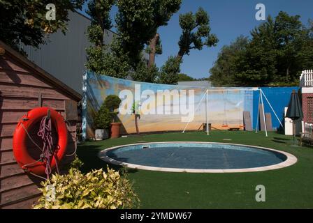 Die Big Breakfast Show, die TV-Show von Channel 4 am frühen Morgen, besetzte drei alte Lock-Keeper-Cottages, die in eines gestürzt wurden, um ein Studio und einen Studio-Raum im Freien auf dem Lee Navigation Canal Schleppweg in Old Ford Locks, gegenüber Fish Island, zu schaffen. East London der Lower Lea Valley, wo 2012 der Park der Olympischen Spiele in London stattfand. 14. Juli 2006 2000, UK HOMER SYKES Stockfoto