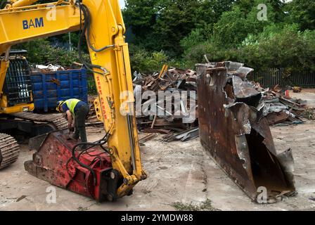 Brown und May Demolition Team The Green Way, nahe Marshgate Lane, London E15. East London das Lower Lea Valley, an dem der Park der Olympischen Spiele 2012 in London am 26. Juli 2007 2000 stattfand Stockfoto