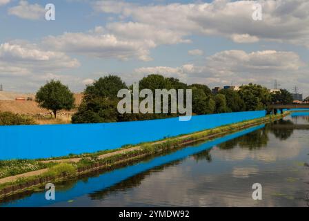 Hackney, East London der Ort des Lower Lea Valley, an dem 2012 London Olympic Games Park am 30. Juli 2007 stattfand. Der blaue Grenzschutzzaun um die Baustelle und den Lee Navigation Canal. Von der Eastway Bridge Road Hackney London E9, Stockfoto