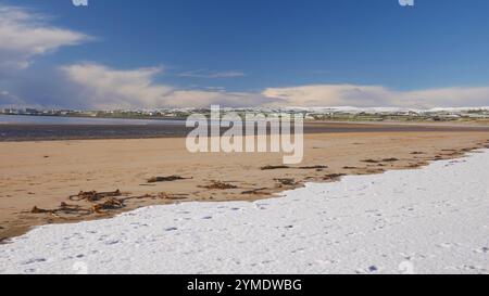 Schnee am Strand in Lahinch, County Clare, Irland. Stockfoto