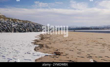 Schnee am Strand in Lahinch, County Clare, Irland. Stockfoto