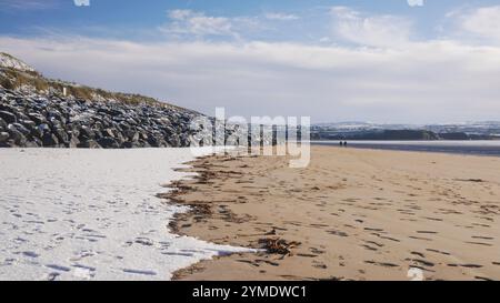 Schnee am Strand in Lahinch, County Clare, Irland. Stockfoto