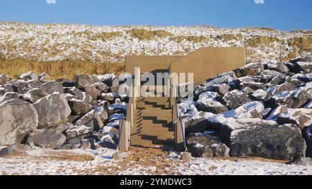 Schnee am Strand in Lahinch, County Clare, Irland. Stockfoto