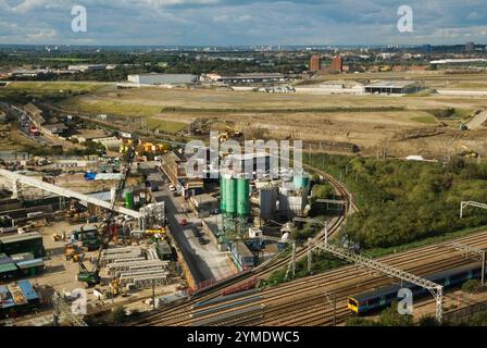 East London der Ort des Lower Lea Valley des London Olympic Games Park 2012, 4. Oktober 2006. Blick hinunter und nach Osten auf den geplanten Ort der Olympischen Spiele 2012, Dorf und Arena. Carpenters Road und Industriegelände (links) und der neue internationale Bahnhof Stratford (Mitte rechts) Stratford, London E15. HOMER SYKES AUS DEN 2000ER JAHREN Stockfoto