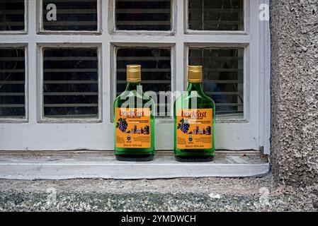 Zwei leere halbe Flaschen Buckfast Tonic Wine liegen auf einer Fensterbank in Edinburgh, Schottland, Großbritannien. Stockfoto