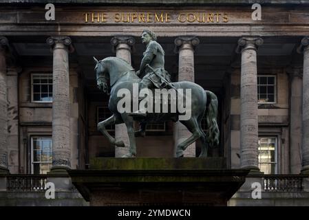 Die Reiterstatue von Karl II. Verkleidet als römischer Kaiser vor den Obersten Gerichten auf dem Parliament Square in Edinburgh, Schottland, Großbritannien. Stockfoto