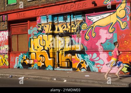 The Lord Napier Pub, verlassen und bedeckt mit Graffiti 25 White Post Lane, Hackney Wick, London E9. East London der Ort der Olympischen Spiele 2012 in London, 14. Juli 2006. HOMER SYKES AUS DEN 2000ER JAHREN Stockfoto