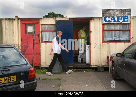 Das gemütliche Café, das durch die Verbindung von zwei oder drei beweglichen industriellen Lagereinheiten errichtet wurde. East Cross Centre, Waterden Road, E15. East London der Ort der Olympischen Spiele 2012 in London, 25. Mai 2007 England, 2000er-Jahre HOMER SYKES Stockfoto