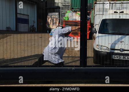 East London der Ort der Olympischen Spiele 2012 in London, 20. Juni 2007. Die Fabriktore schließen H. Forman und Son, Lachsraucher in der Marshgate Lane, Stratford, London E15. HOMER SYKES AUS DEN 2000ER JAHREN Stockfoto