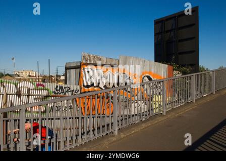 East London der Ort der Olympischen Spiele 2012 im Lower Lea Valley, 2. Mai 2007. Die Fußgängerbrücke überquert die A102 vom Victoria Park, Cadogan Terrace, mit Blick auf Hackney Wick. HOMER SYKES AUS DEN 2000ER JAHREN Stockfoto