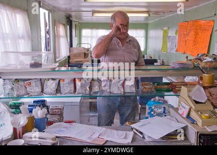 Mann reibt sich die Augen, müde, schmerzende Augen. The Cozy Cafe, East Cross Centre, Waterden Road, E15. East London der Ort der Olympischen Spiele 2012 in London, am 25. Mai 2007 2000, UK HOMER SYKES Stockfoto