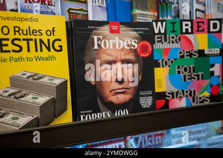 Eine Sonderausgabe des Forbes Magazins mit einer Titelgeschichte über Donald Trump wird am 17. November 2024 in einem Buchladen in Tigard, Oregon, ausgestellt. Stockfoto