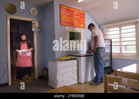 King Yard Cafe und Kebab Shop. Kings Yard, Carpenters Road London E15. East London der Ort der Olympischen Spiele 2012 in London, 14. Juni 2007 2000, UK HOMER SYKES Stockfoto