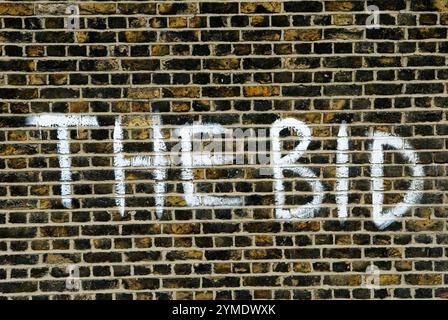 Die Bewerbung für die Olympischen Spiele 2012 in London wurde an einer Mauer in der Marshgate Lane, Stratford, London E15, gewürdigt. Stratford, East London, Lower Lea Valley. Der Ort der Olympischen Spiele in London am 7. Juli 2006. HOMER SYKES AUS DEN 2000ER JAHREN Stockfoto