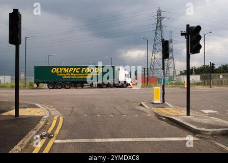 East London der Ort der Olympischen Spiele 2012 im Lower Lea Valley, 14. Juni 2007. Tandy Place and Waterden Road an Olympic Foods LKW, London E15. HOMER SYKES AUS DEN 2000ER JAHREN Stockfoto