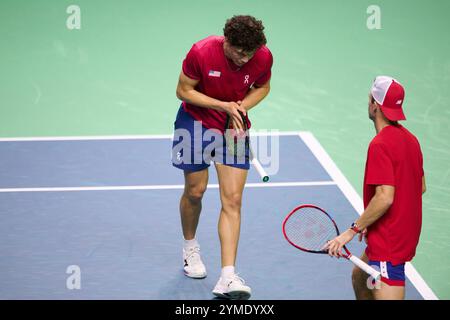 Malaga, Spanien. November 2024. MALAGA, SPANIEN – 21. NOVEMBER: Ben Shelton und Tommy Paul vom Team USA reagieren, nachdem sie einen Punkt im Doppelspiel gegen Matthew Ebden und Jordan Thompson vom Team Australia im Viertelfinale zwischen den USA und Australien beim Davis Cup Finale im Palacio de Deportes Jose Maria Martin Carpena am 21. November 2024 in Malaga, Spanien, verloren haben. (Foto von Francisco Macia/Photo Players Images/Magara Press) Credit: Magara Press SL/Alamy Live News Stockfoto