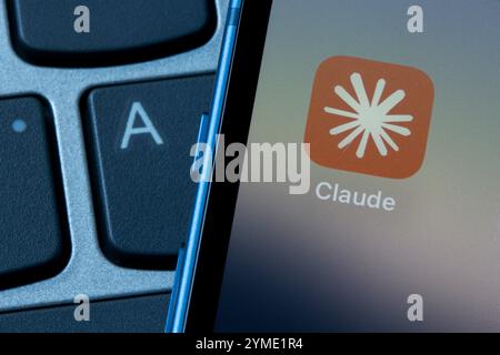 Das Claude-App-Symbol wird auf einem iPhone angezeigt. Claude ist eine Familie großer Sprachmodelle, die von Anthropic entwickelt wurden. Stockfoto
