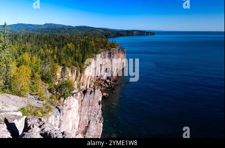 Panoramafoto von Palisade Head, einem Aussichtspunkt am Lake Superior, der Teil des Tettegouche State Park in der Nähe von Ilgen City, Minnesota, USA ist, auf einem wunderschönen Fu Stockfoto