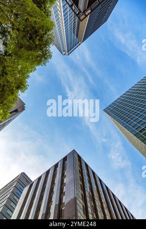 Tokio Wolkenkratzer mit blauem Himmel und Wolken. Moderne Architektur mit Platz für Text. Tokio City Shinjuku l District, Japan. Stockfoto