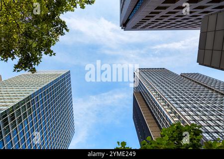 Tokio Wolkenkratzer mit blauem Himmel und Wolken. Moderne Architektur mit Platz für Text. Tokio City Shinjuku l District, Japan. Stockfoto