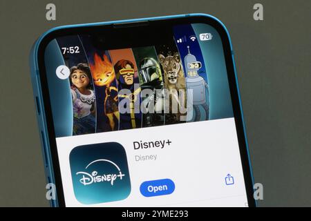 Die Disney Plus App wird im App Store auf dem Bildschirm eines iPhone angezeigt. Stockfoto
