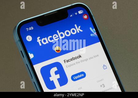 Die Facebook-App wird im App Store auf dem Bildschirm eines iPhone angezeigt. Stockfoto