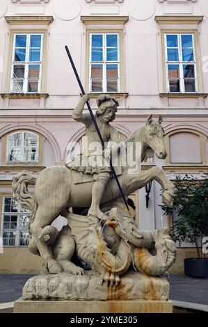 In einem Innenhof des historischen Primatenpalastes von Bratislava steht ein Brunnen mit einer Skulptur, die den Heiligen Georg beim Ermorden eines Drachen darstellt. Stockfoto