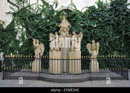 Eine Statue des heiligen Johannes von Nepomuk, umgeben von Engeln, steht in einem Innenhof des historischen Primatenpalastes von Bratislava. Stockfoto