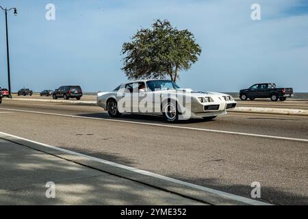 Gulfport, MS - 04. Oktober 2023: Weitwinkelansicht eines Pontiac Firebird Trans am aus dem Jahr 1979 auf einer lokalen Autoshow. Stockfoto