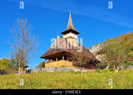 Holzkirche St. Paraschiva, Biserica de Lemn in den Karpaten Rumäniens, Apuseni in Transsilvanien, Sub Piatra Stockfoto