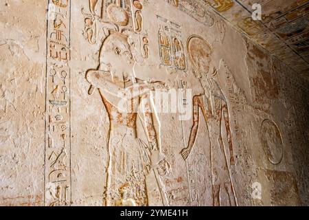 Alte Schnitzereien an der Mauer in Ägypten Stockfoto