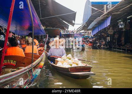 Schwimmender Markt Damnoen Saduak, Touristen, die mit dem Boot reisen, in Bangkok, Thailand. - 2. september 2024. Hochwertige Fotos Stockfoto