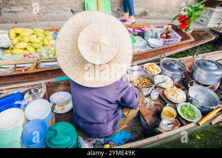 Schwimmender Markt Damnoen Saduak, Touristen, die mit dem Boot reisen, in Bangkok, Thailand. - 2. september 2024. Hochwertige Fotos Stockfoto