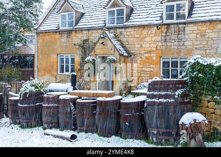 Im frühen Winter fällt Schnee auf ein traditionelles Steinhaus im Cotswold-Dorf Stanway, Gloucestershire, England, Großbritannien Stockfoto