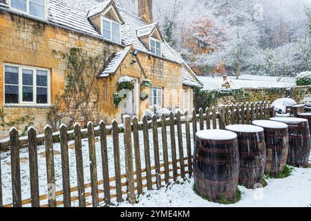 Im frühen Winter fällt Schnee auf ein traditionelles Steinhaus im Cotswold-Dorf Stanway, Gloucestershire, England, Großbritannien Stockfoto